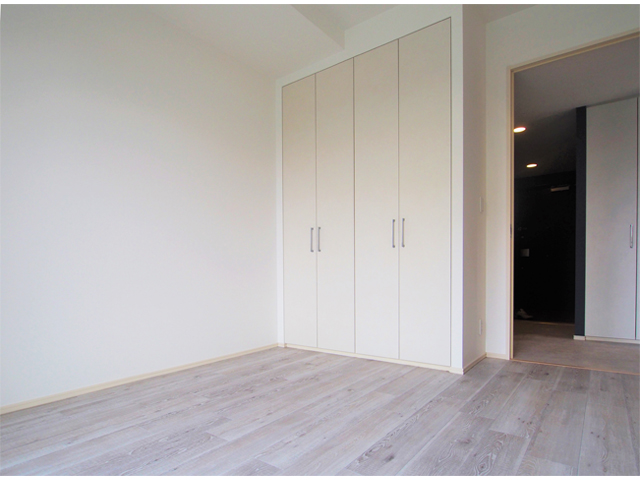 黒い壁と青いタイルが印象的なキッチン