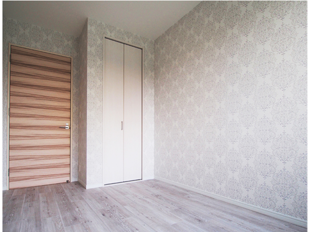 黒い壁と青いタイルが印象的なキッチン