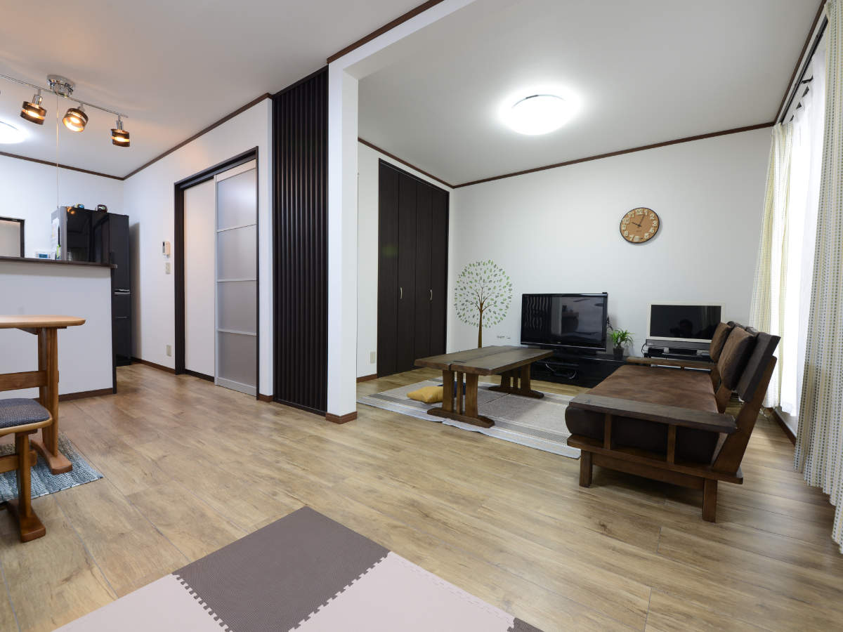 広いリビングは、格子て生まれた