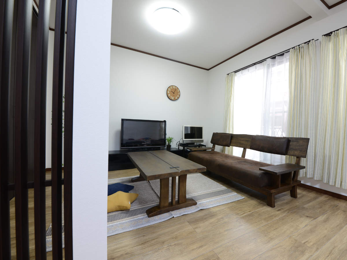 広いリビングは、格子て生まれた