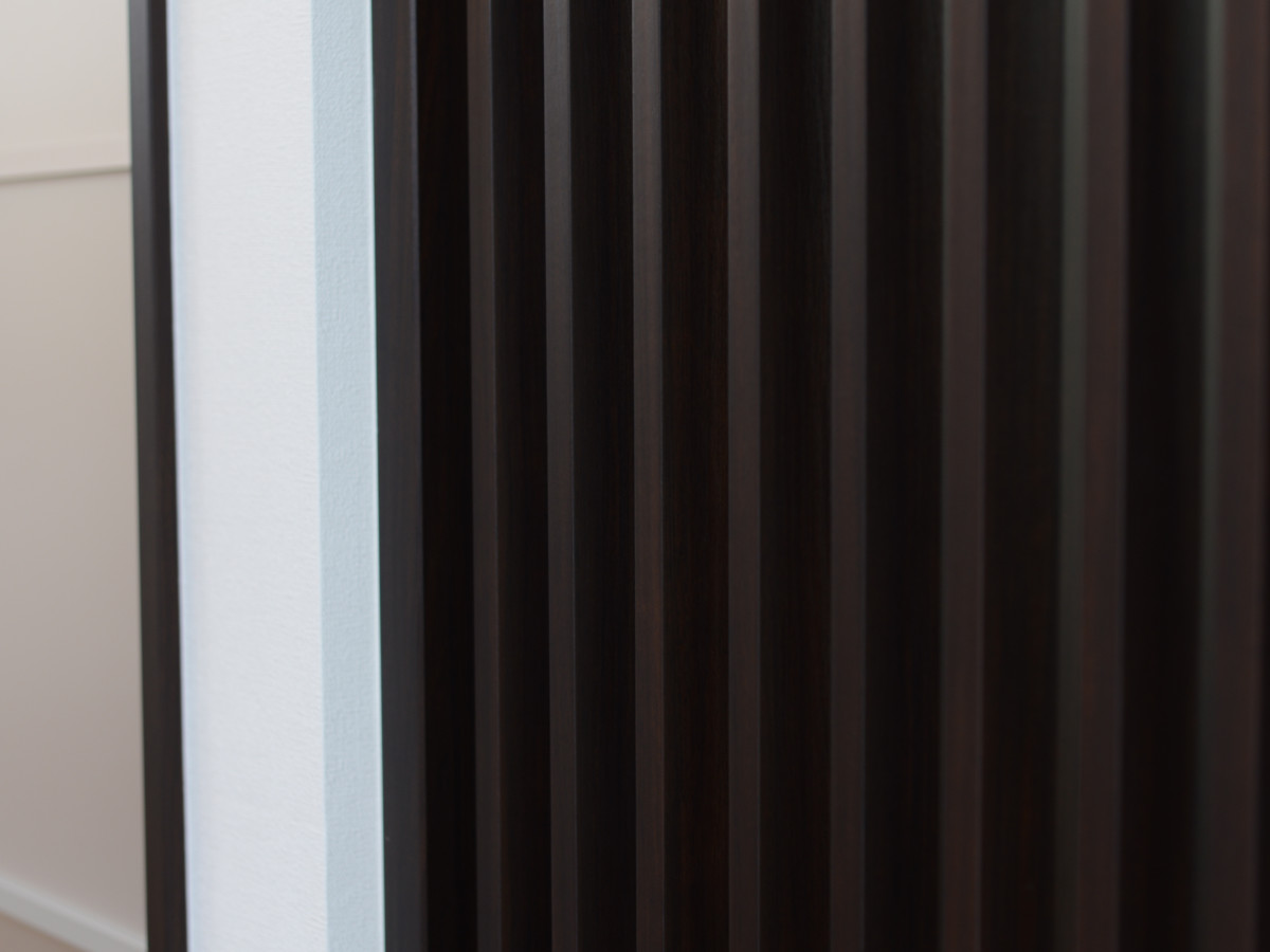 広いリビングは、格子て生まれた