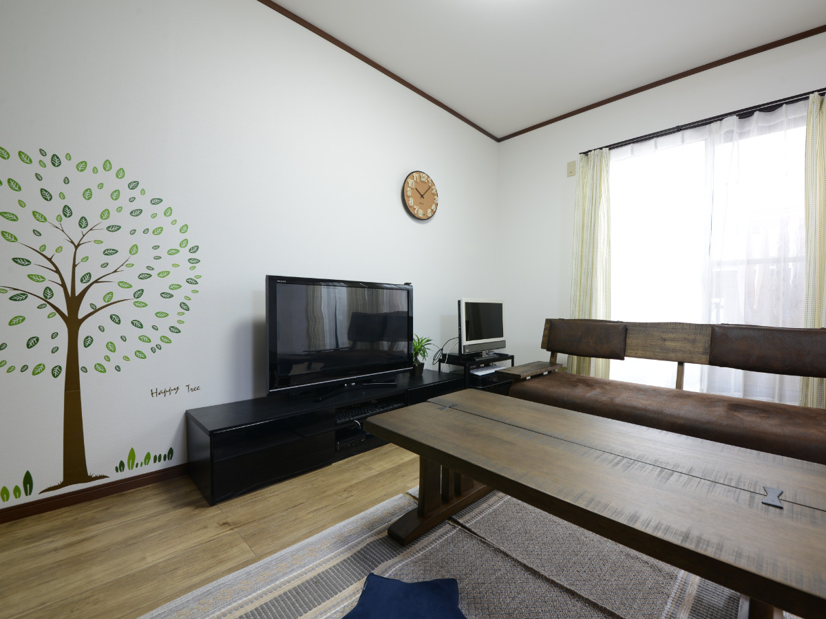 広いリビングは、格子て生まれた