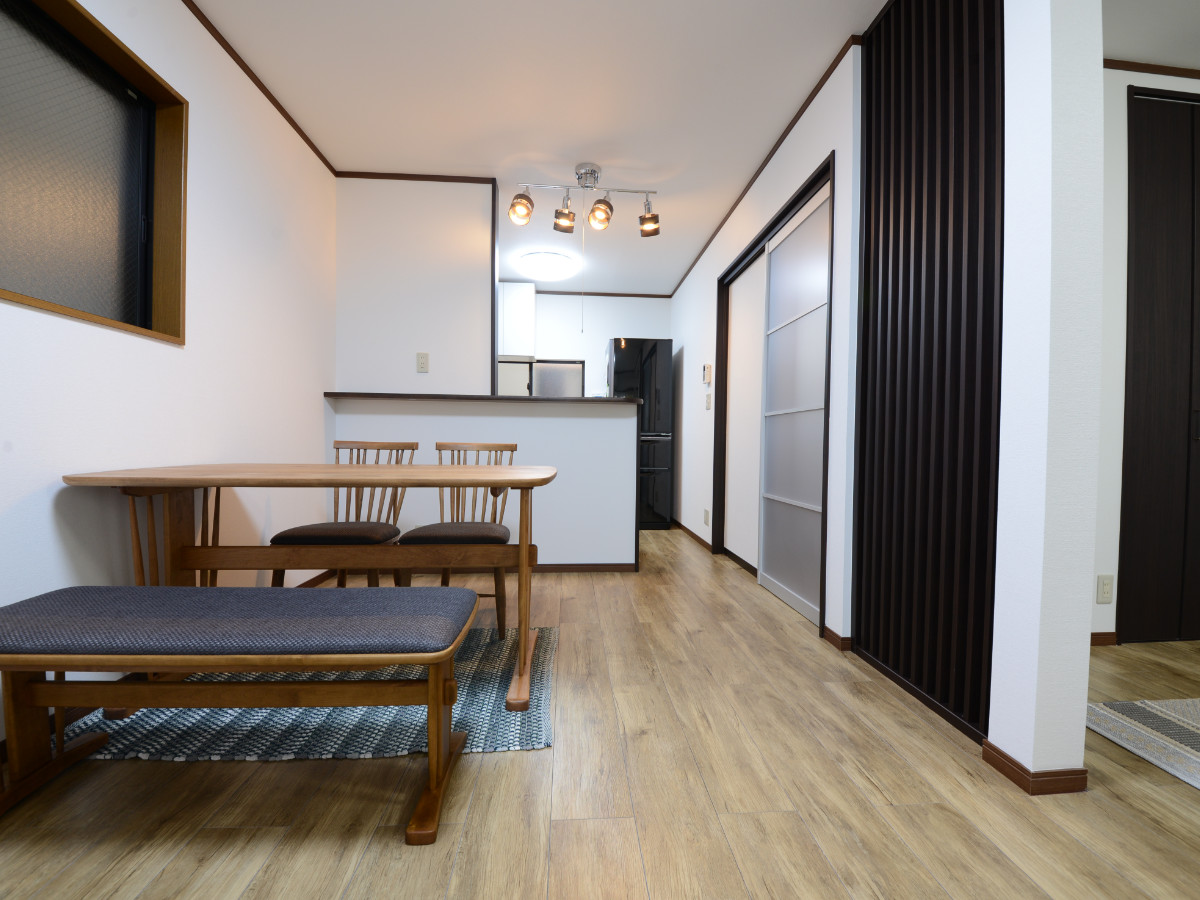 広いリビングは、格子て生まれた