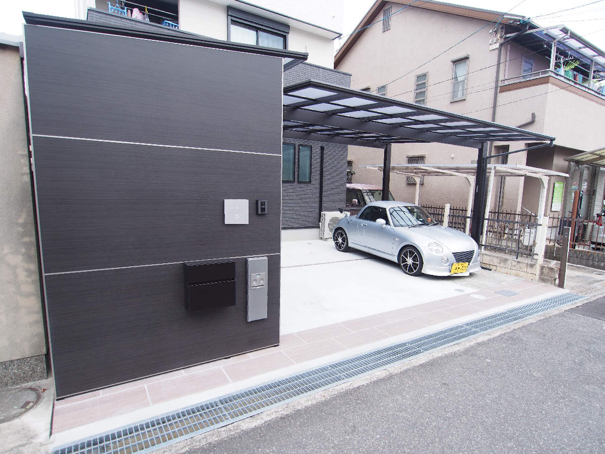 スタイリッシュな、多機能門柱