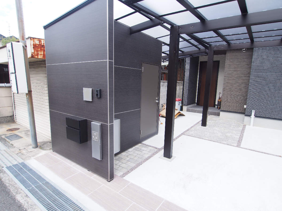 スタイリッシュな、多機能門柱