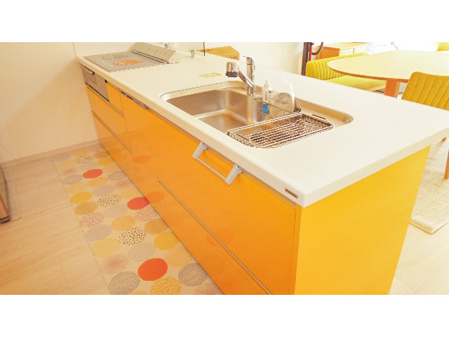 お料理が楽しくなるマンゴーイエローのキッチン