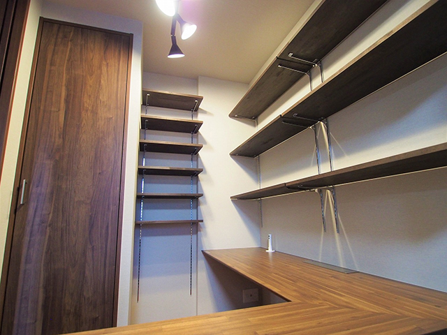 大型収納を有効活用して書斎へ